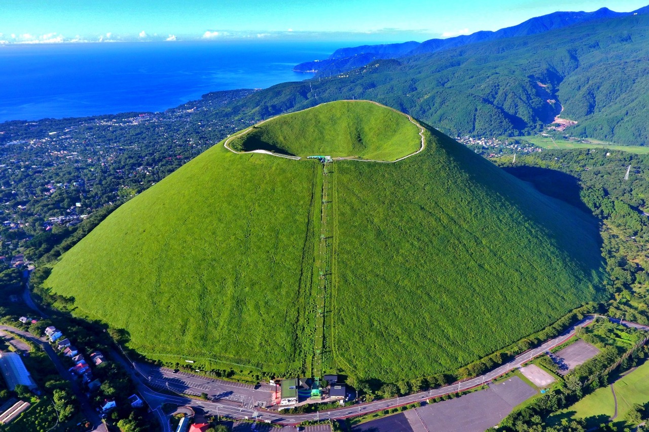 大室山(写真提供：伊東市観光課)