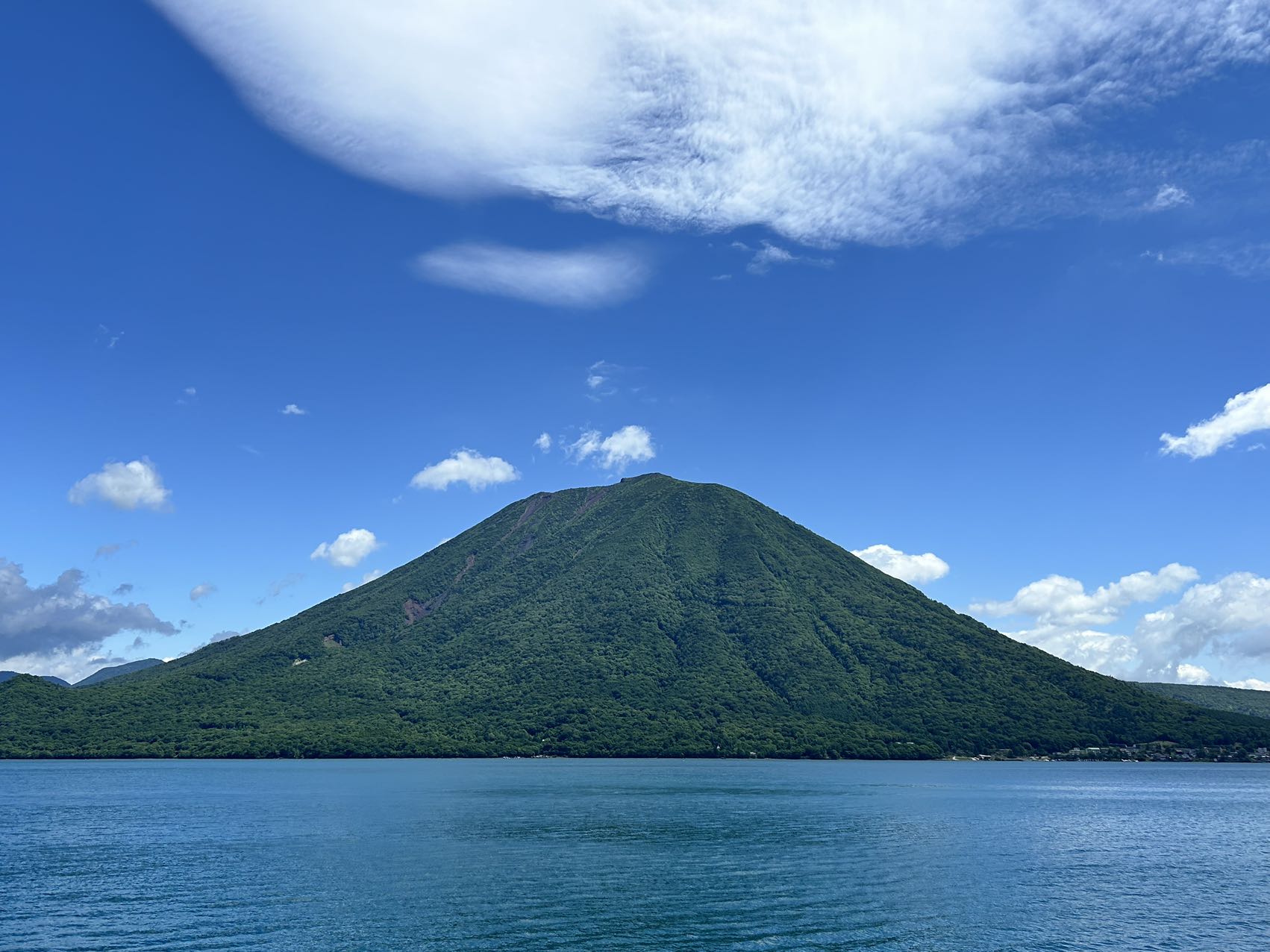 中禅寺湖と男体山