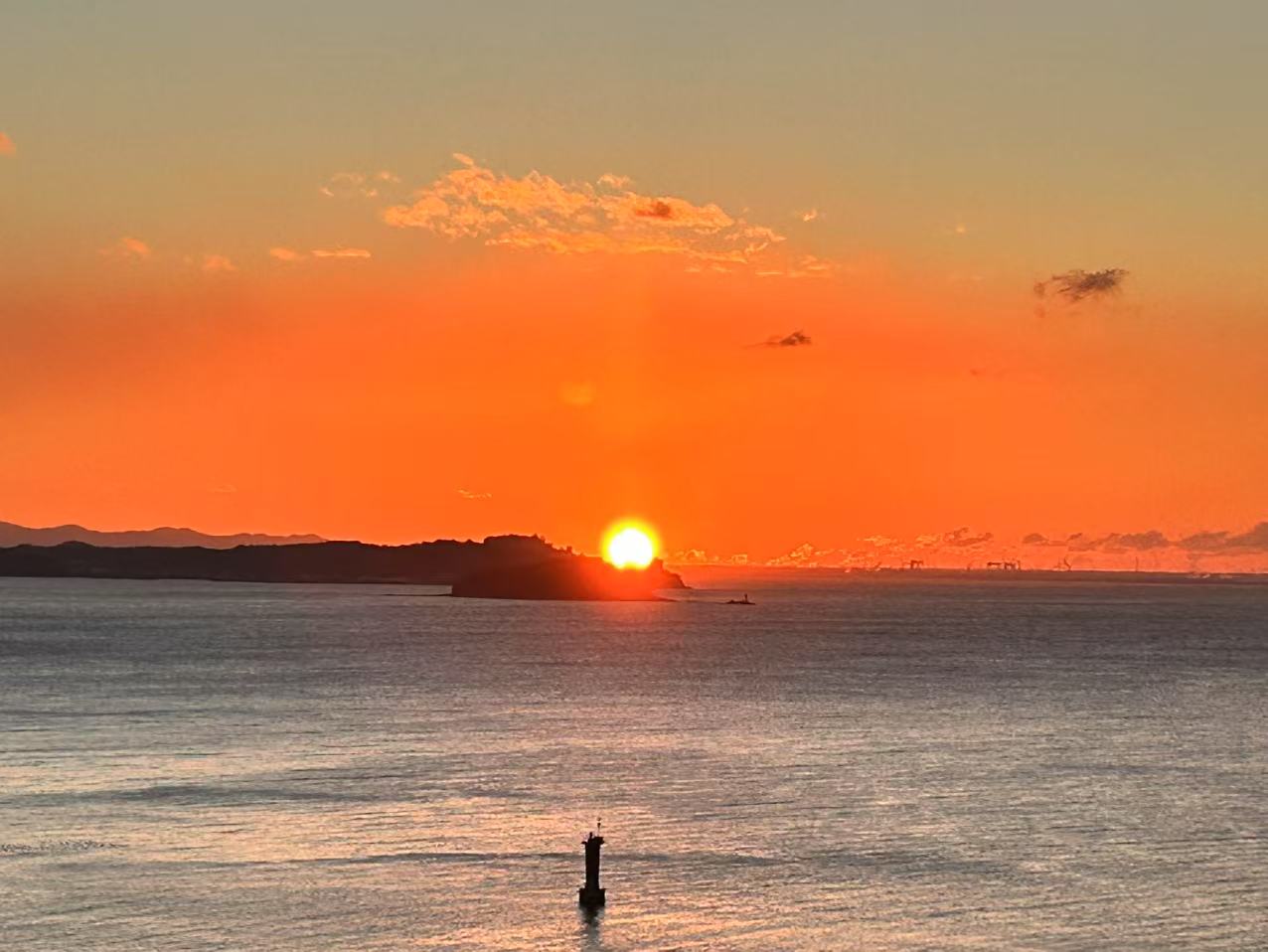 三河湾のホテルからの朝日