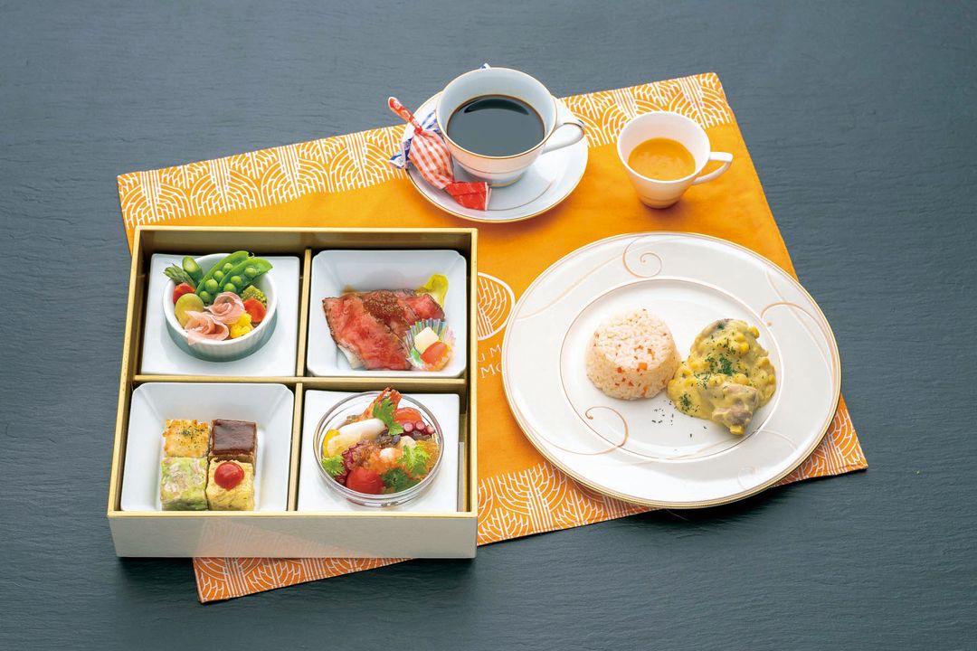 列車内でいただく讃岐こだわり食材の洋食料理　©JR四国