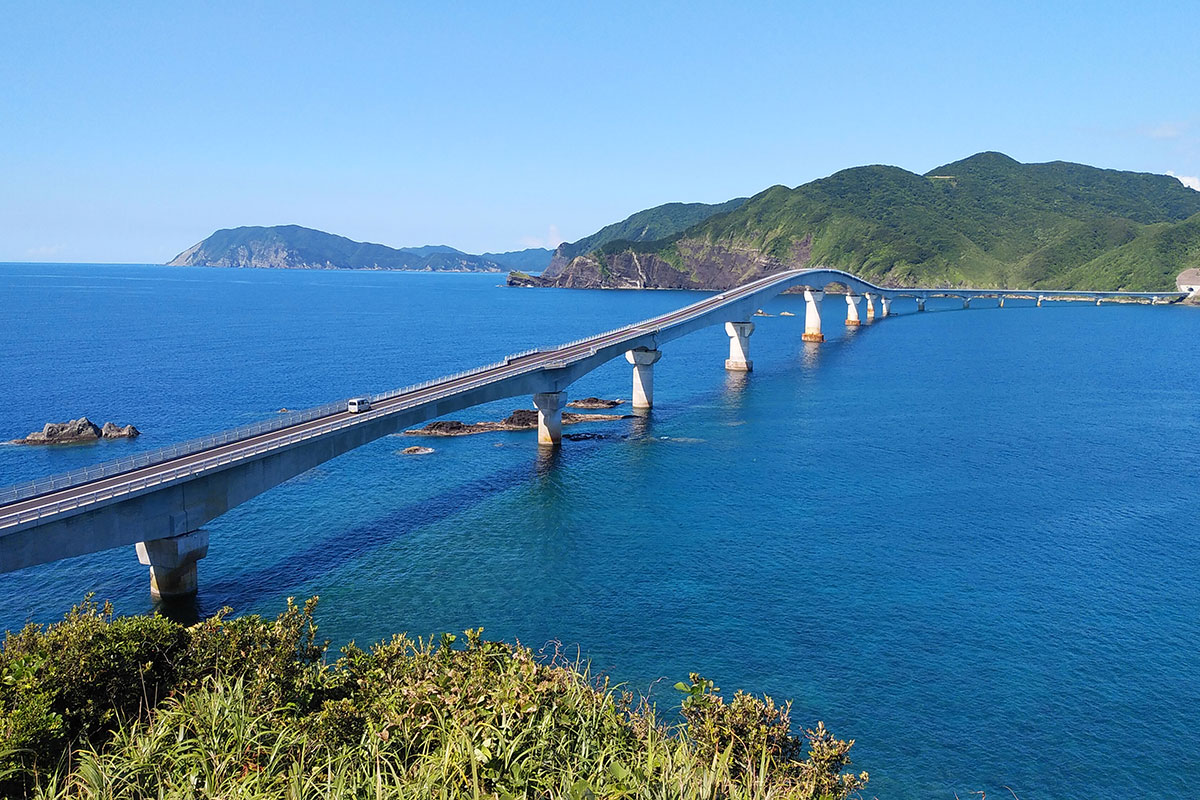鹿児島県一長い甑大橋 　鳥の巣山展望所から