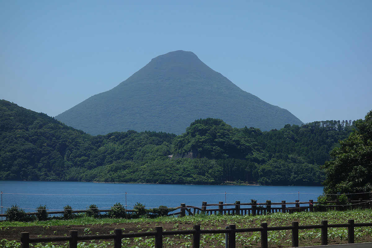 池田湖から見た開聞岳