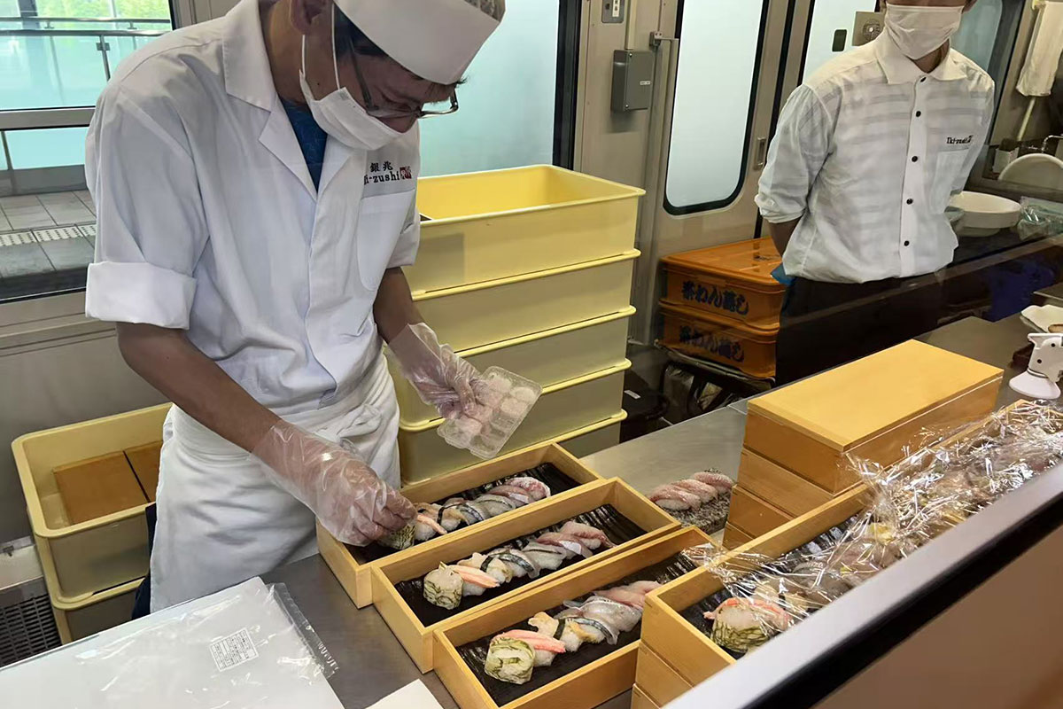 富山湾鮨の仕上げ