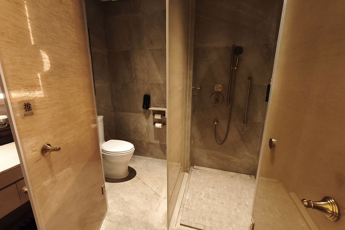 ヒルトン九寨溝　トイレとシャワールーム
