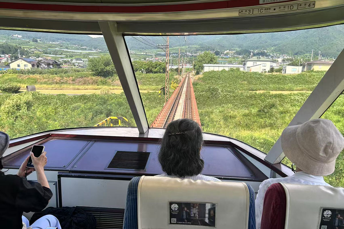 小田急ロマンスカーが今は長野-湯田中間を走っています