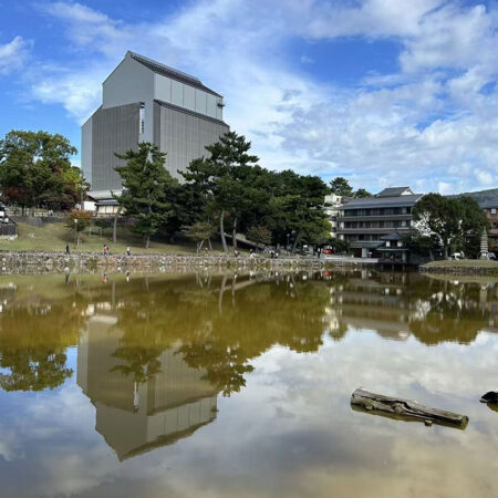 猿沢池と工事中の興福寺五重塔