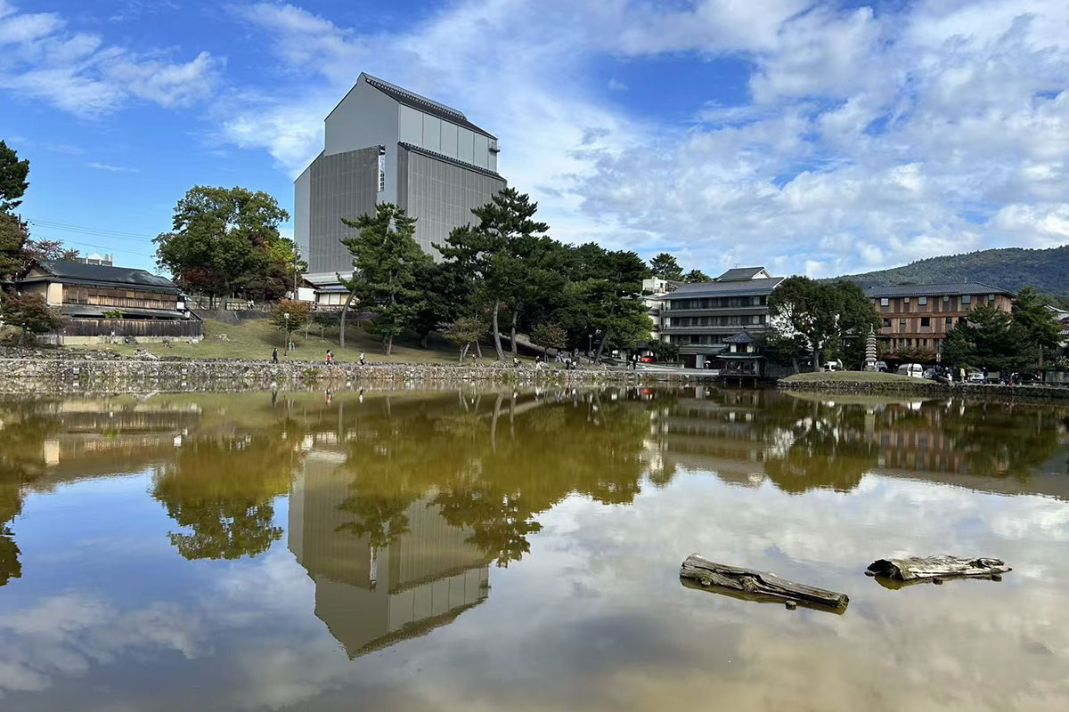 猿沢池と工事中の興福寺五重塔