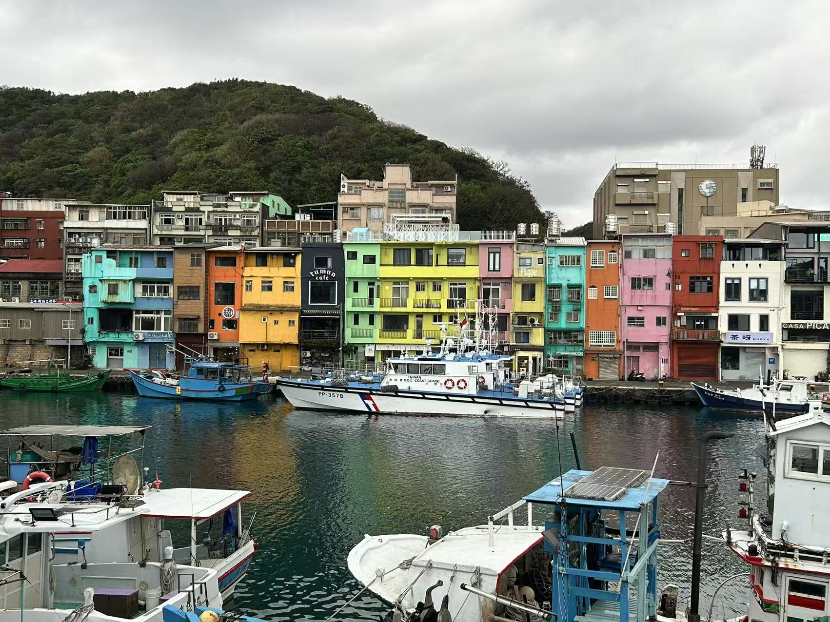 基隆正濱港彩色屋