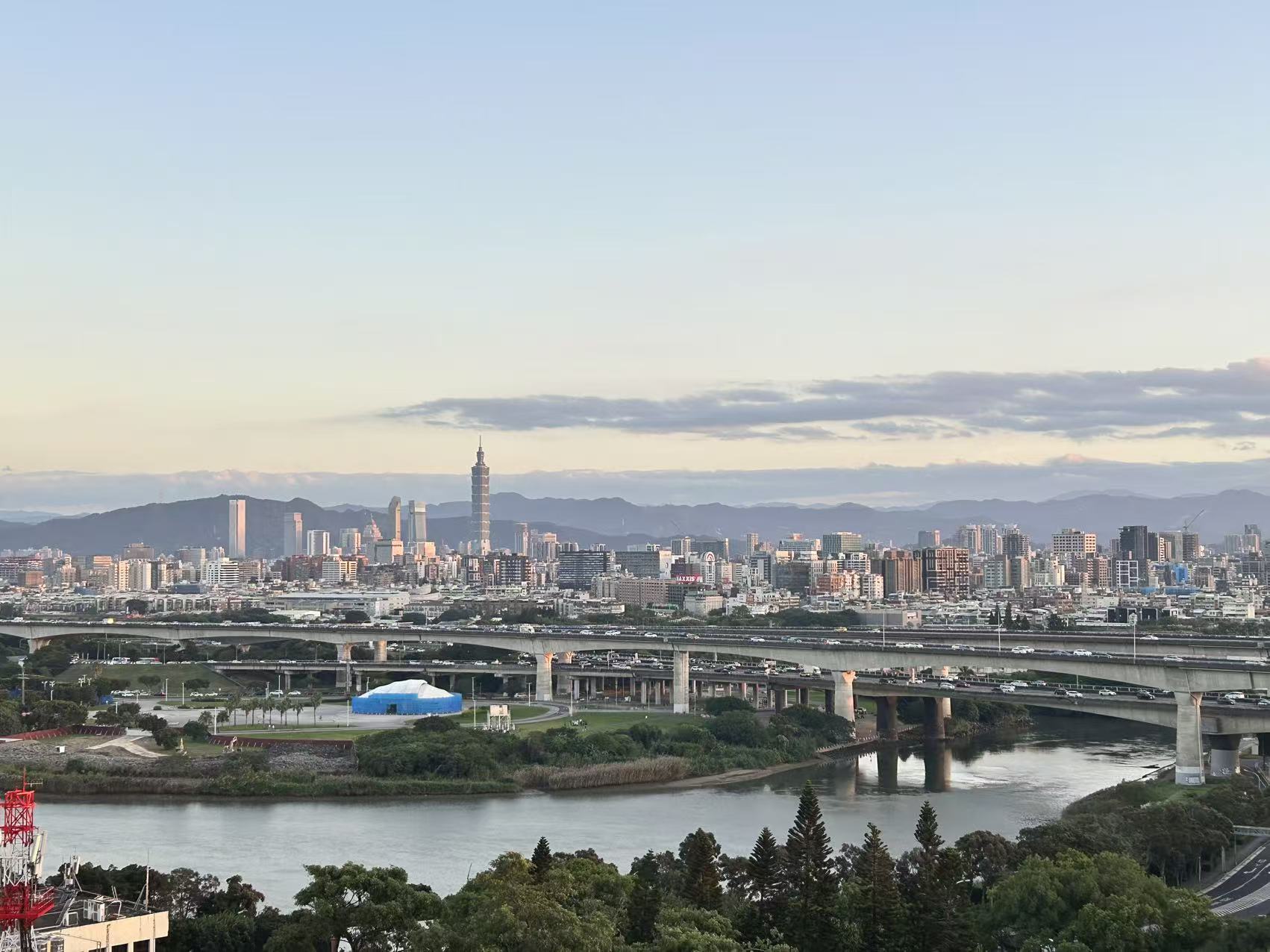 部屋のベランダからの台北市内