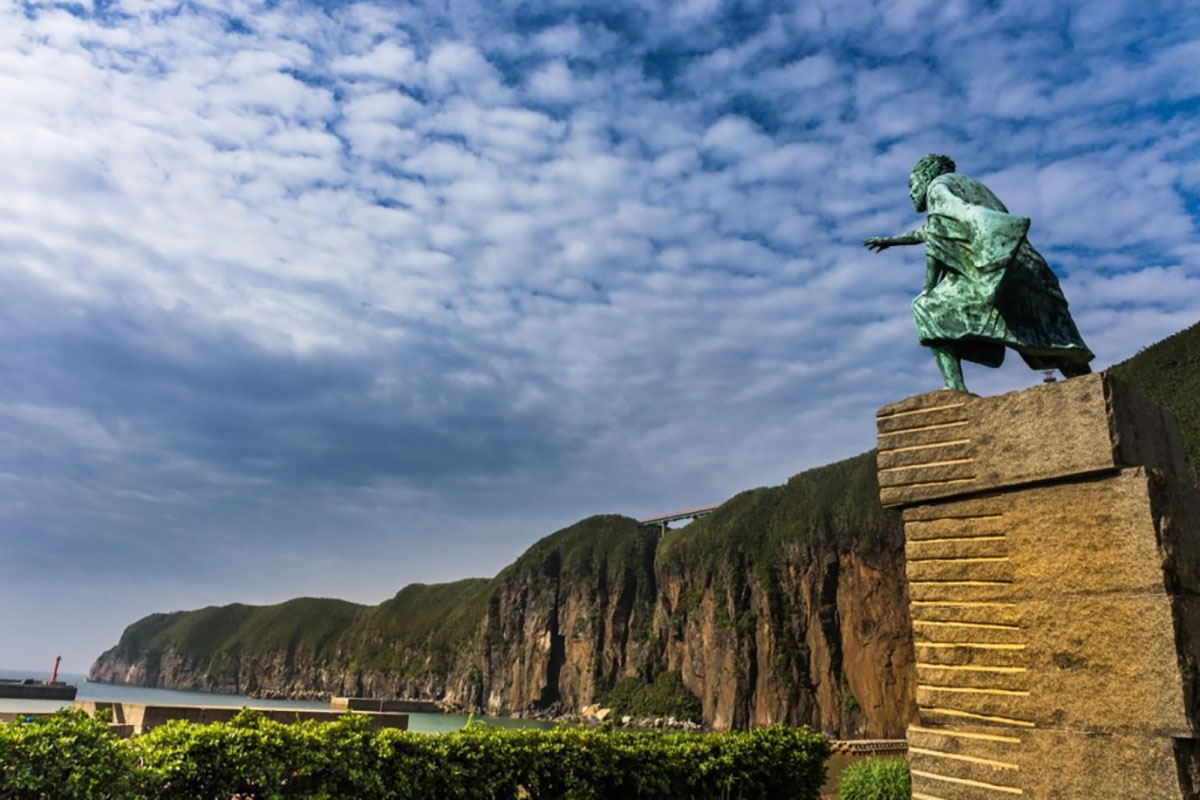 硫黄島俊寛像　写真提供：三島村役場