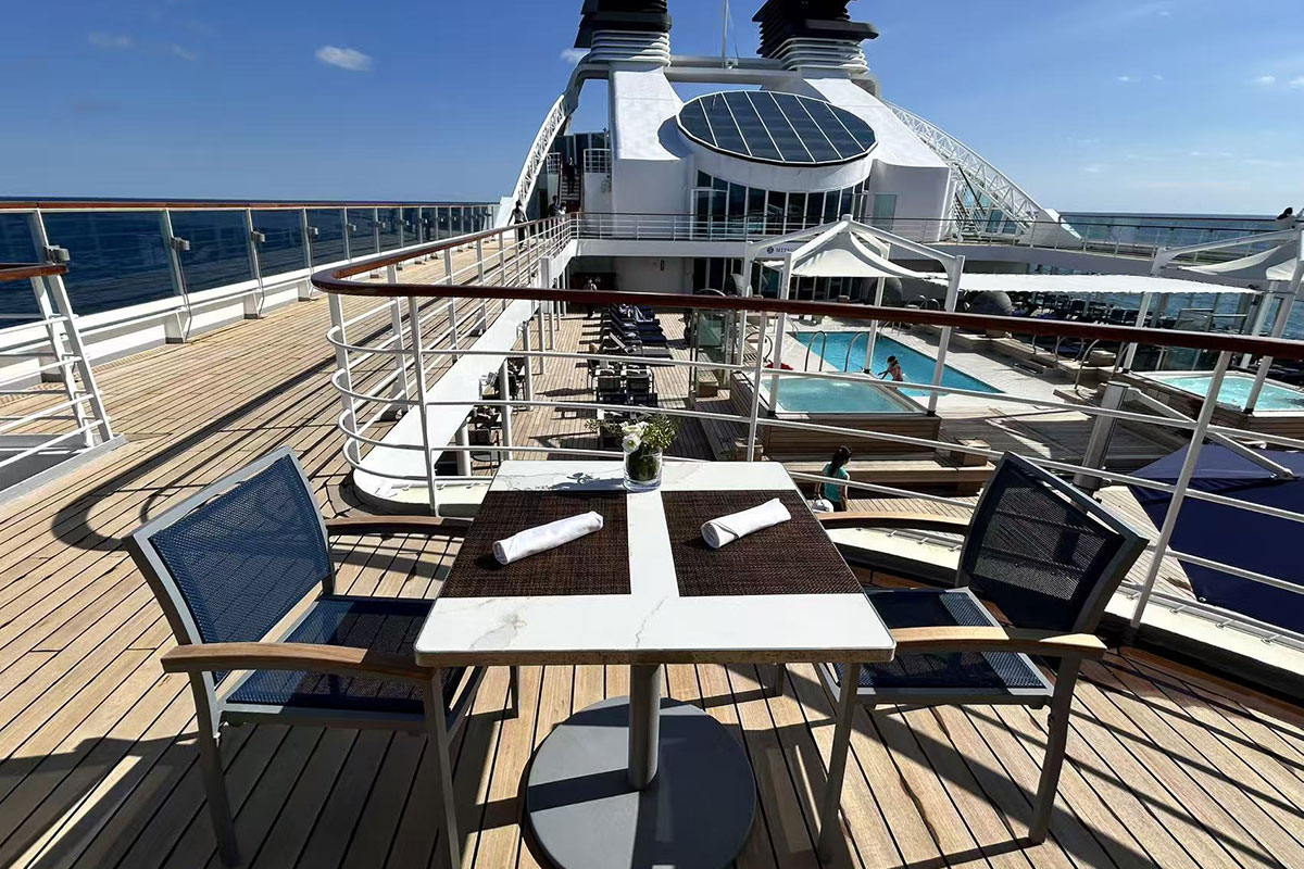 今日の昼はプールサイドで