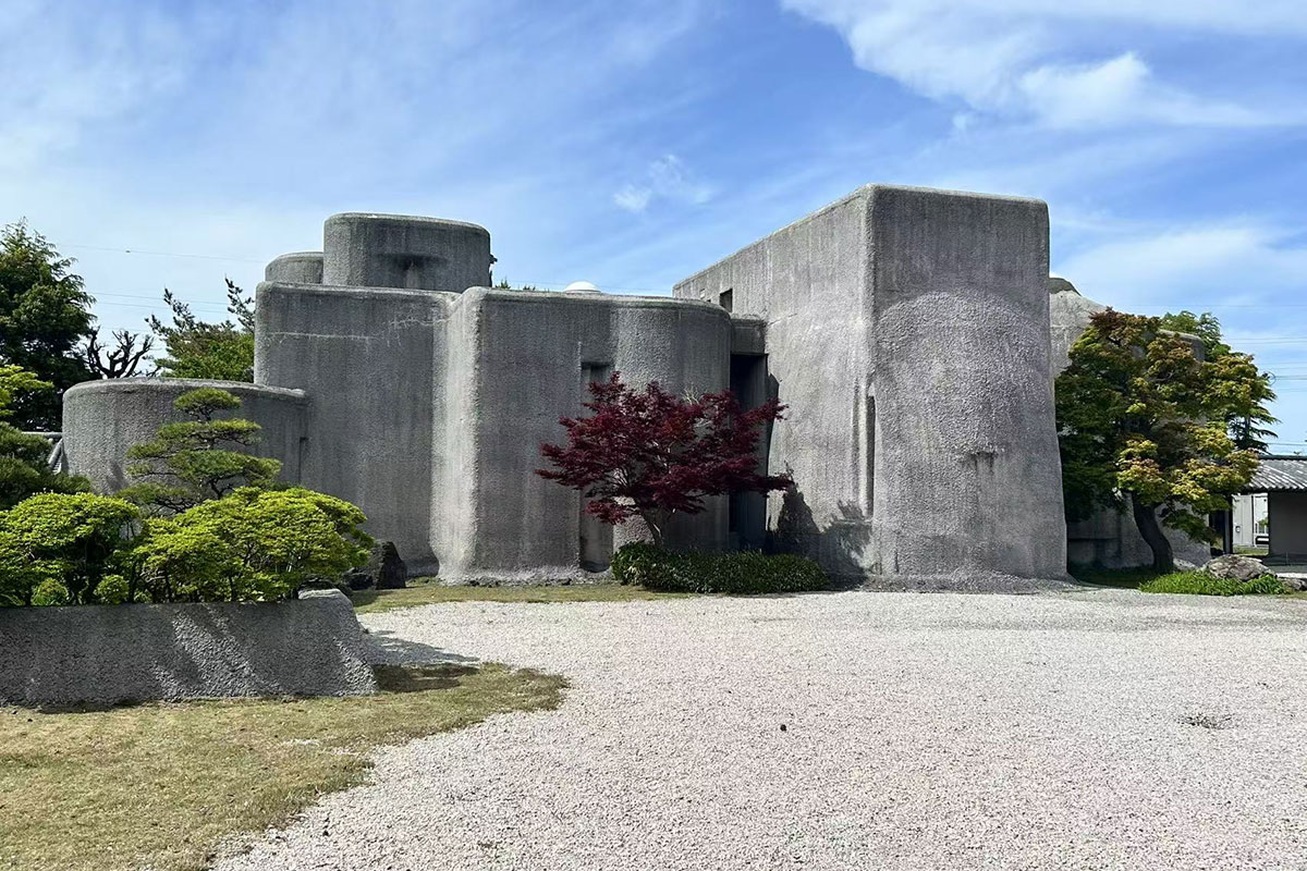 シルクロードの遺跡をイメージした谷村美術館