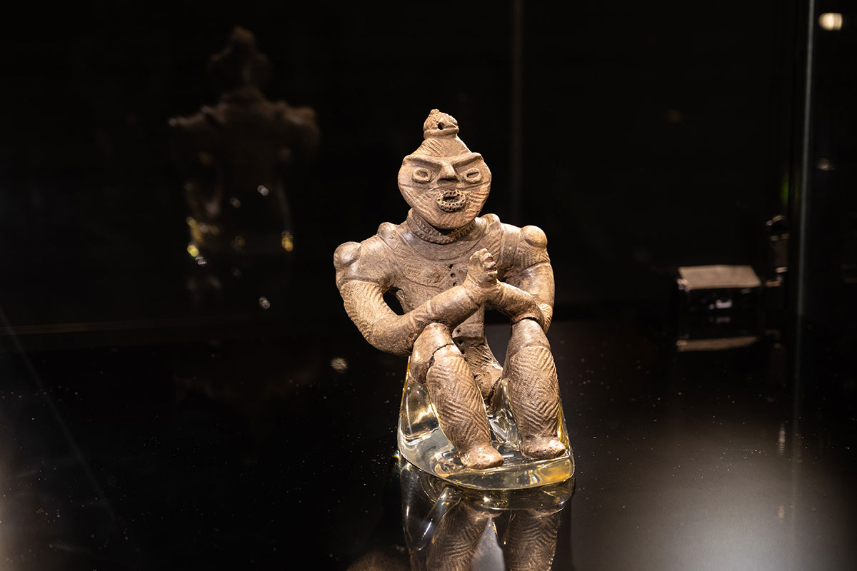 是川縄文館の国宝「合掌土偶」