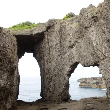 犬の門蓋(メガネ岩) 徳之島