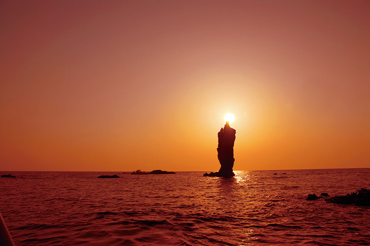 ローソク島©（一社）隠岐ジオパーク推進機構