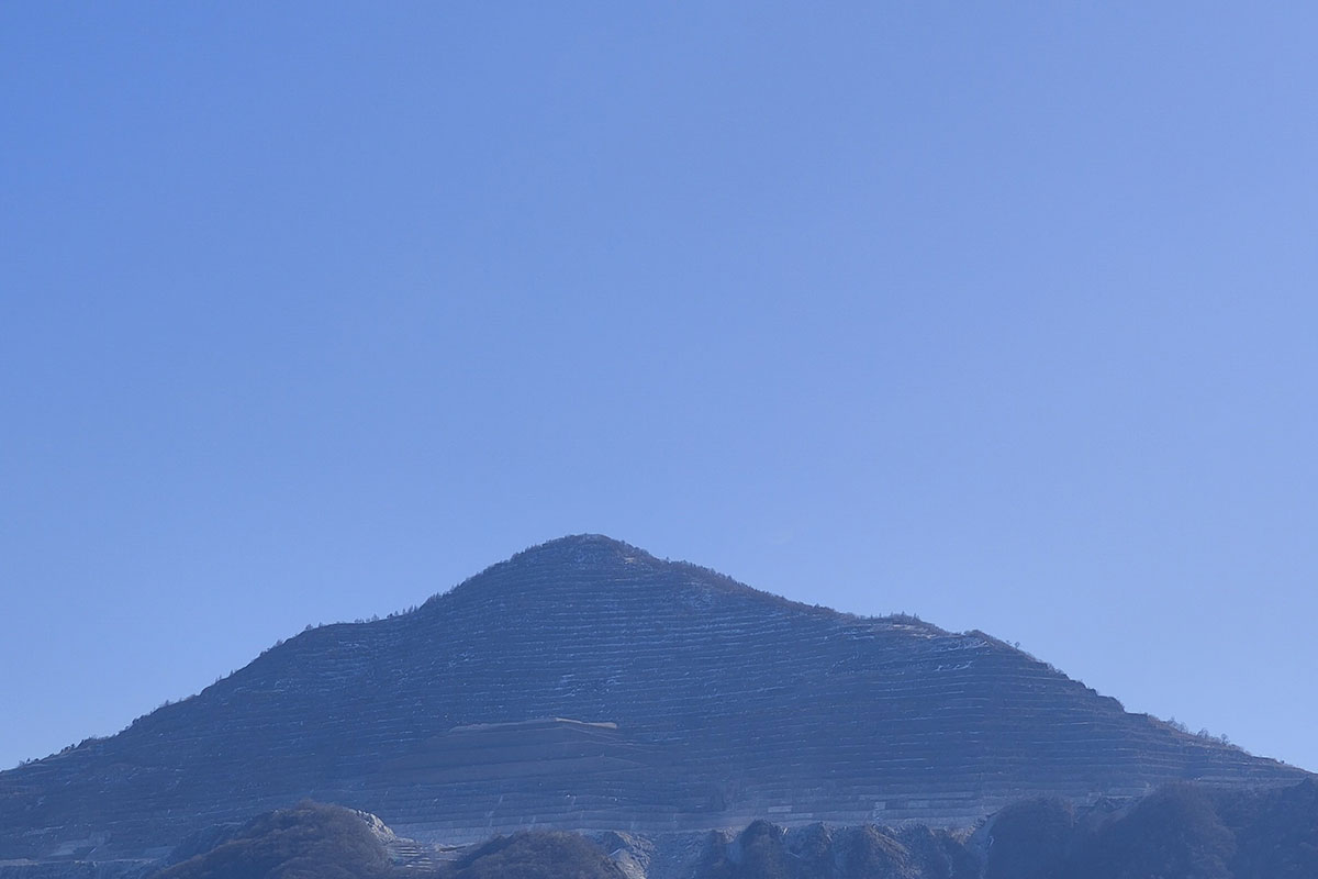 秩父駅前から見えた武甲山