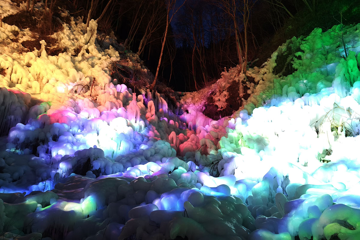 ライトアップされると雰囲気が変わりますあしがくぼの氷柱