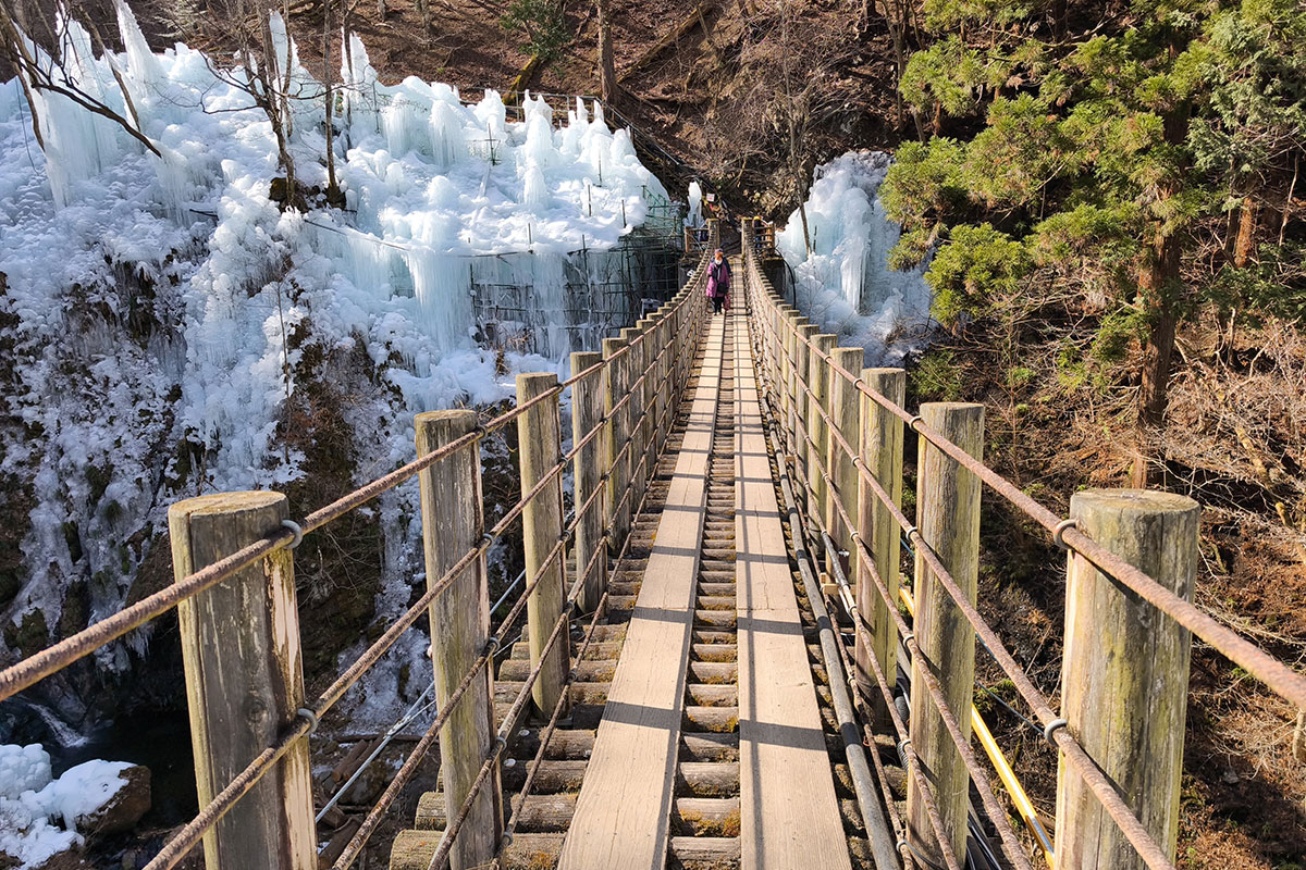 尾ノ内氷柱の吊り橋