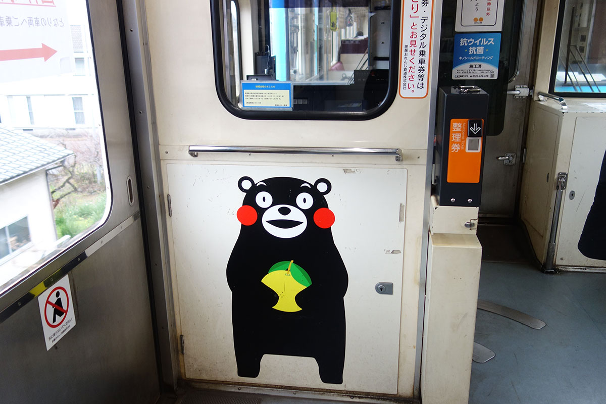 くまモンラッピング車両内③
