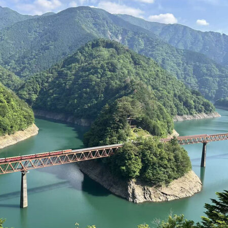 絶景の奥大井湖上駅