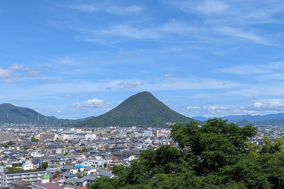 丸亀城から眺める讃岐富士（飯野山）